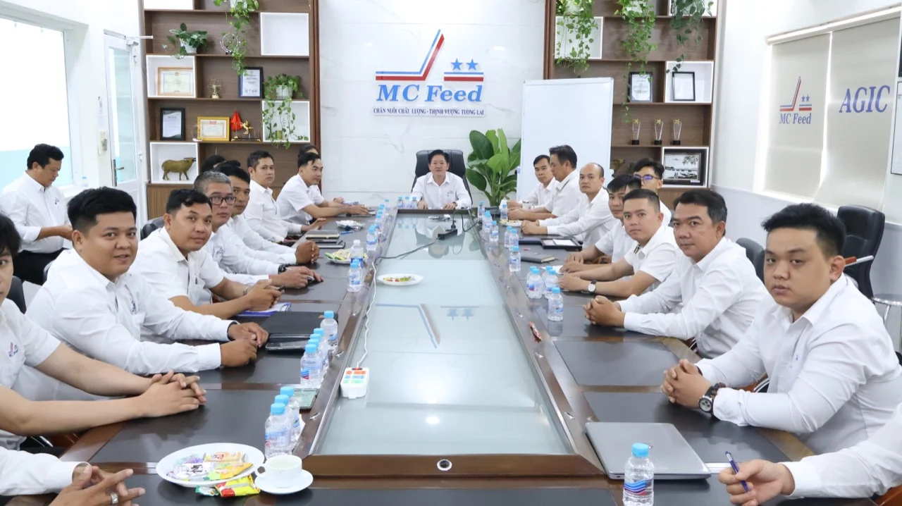 Đội ngũ kỹ thuật và kinh doanh Moscow Feed
